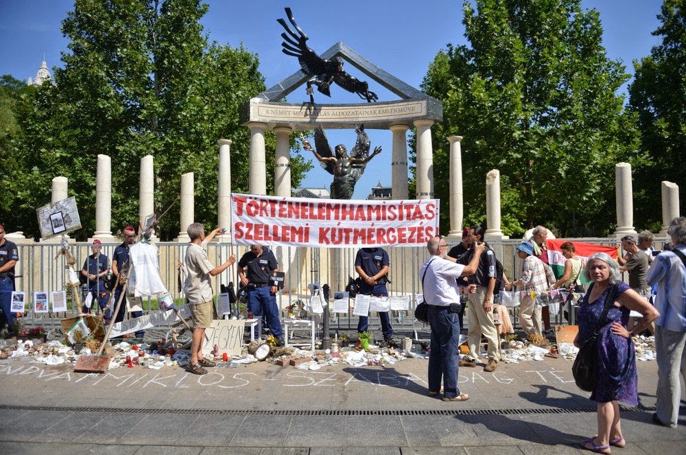 budapest-monument-protest.jpeg